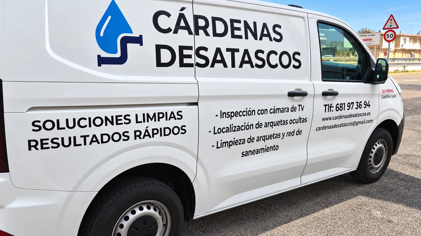 Furgoneta Volkswagen Transporter de Cárdenas Desatascos rotulada para el servicio en Castilla y León