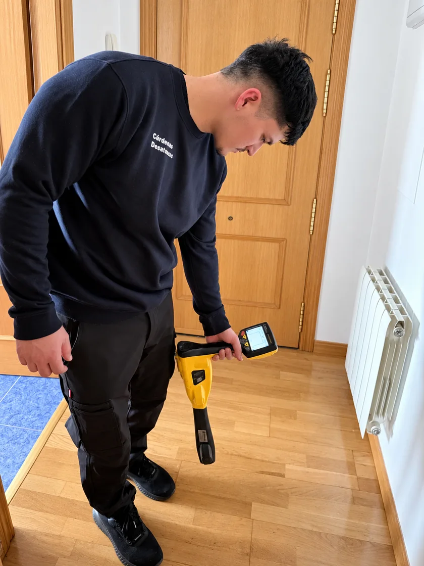 Técnico de Cárdenas Desatascos utilizando su equipo de localización en una vivienda
